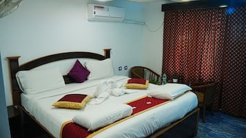 Superior Room | Desk