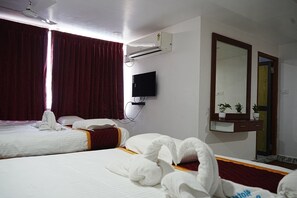 Family Room | Desk, bed sheets - Hotel Sea Tides (Mahabalipuram)