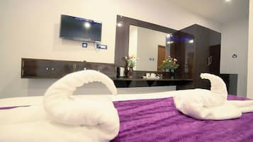 Quarto superior, vista parcial para o mar | Escrivaninha, Wi-Fi de cortesia