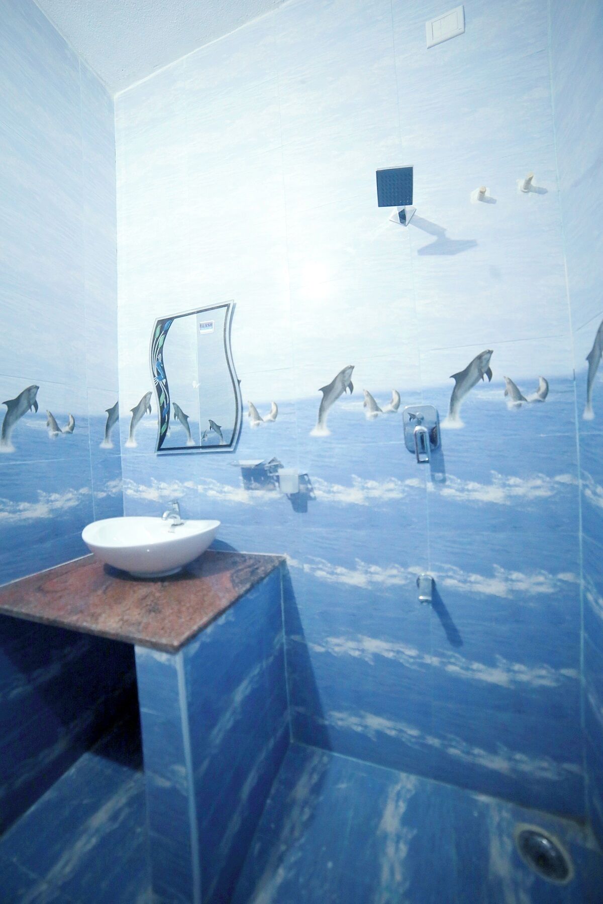 Quarto superior, vista parcial para o mar | Banheiro | Chuveiro, toalhas de banho, sabonete 