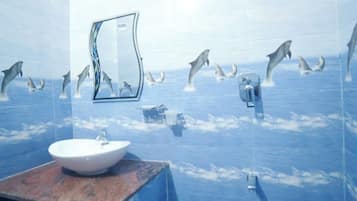 Quarto superior, vista parcial para o mar | Banheiro | Chuveiro, toalhas de banho, sabonete