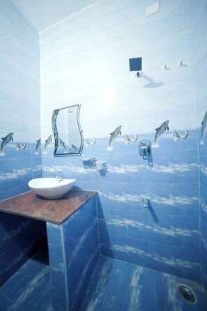 Superior Room, Partial Sea View | Bathroom | Shower, towels, soap - Hotel Sea Tides (Mahabalipuram)