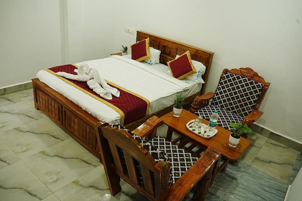 Habitación básica | Escritorio y ropa de cama