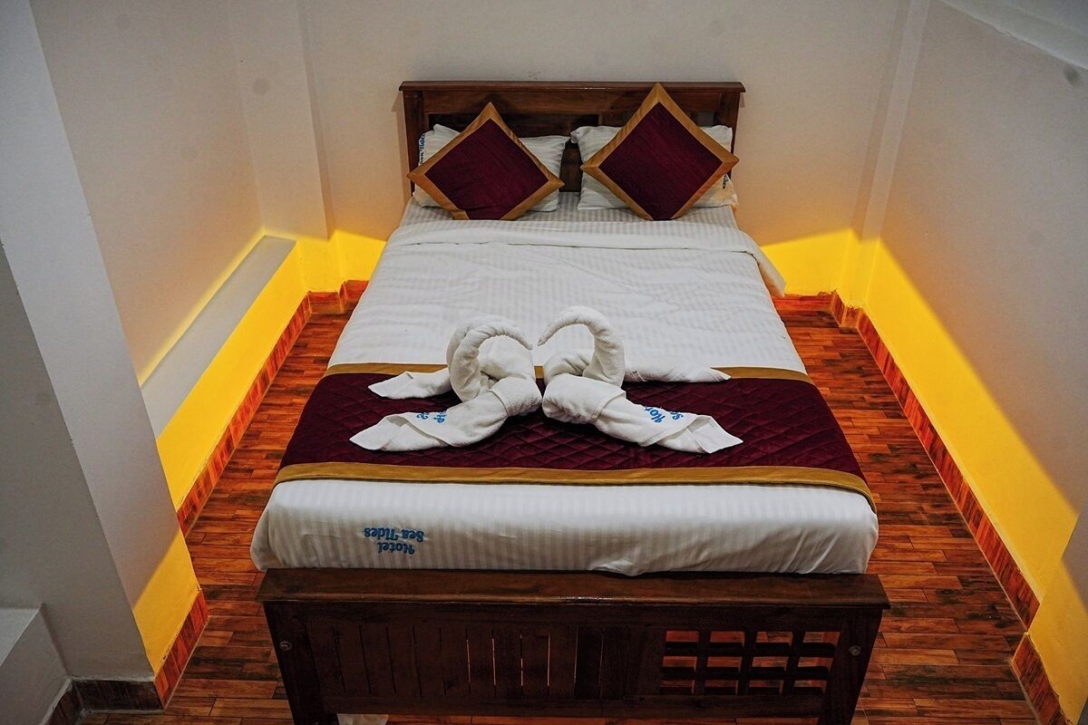 デラックス ルーム | デスク、ベッドシーツ