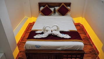 Quarto luxo | Escrivaninha, roupa de cama