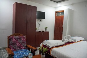 Habitación familiar | Escritorio y ropa de cama