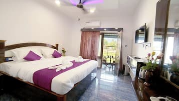 Quarto superior, vista parcial para o mar | Escrivaninha, Wi-Fi de cortesia