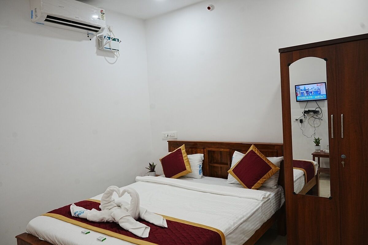 Standaard kamer | Een bureau, beddengoed