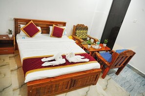 Escritorio y ropa de cama 