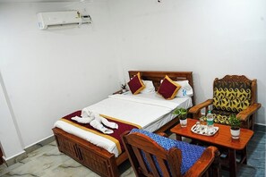 标准房 | 办公桌、床单