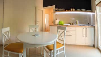 Basic Apartment, River View | Dining