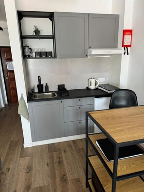 Fridge, microwave, stovetop, coffee/tea maker - Room 335 5 minutes from the beach. (São Martinho do Porto)