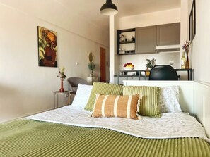 1 bedroom, desk, iron/ironing board, travel cot - Room 335 5 minutes from the beach. (São Martinho do Porto)