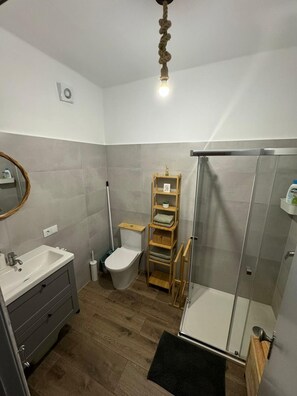 Douche, séchoir à cheveux, serviettes fournies, savon