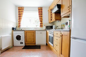 Private kitchen - Beautiful 200 year old thatched cottage in the picturesque village of Adare (Adare)