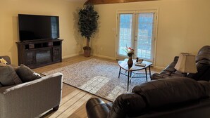 TV - Country Lake Getaway. (Summit)
