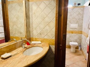 Økonomi-dobbeltrom, hageutsikt | Bad | Toalettartikler (inkludert), hårføner, håndklær og såpe