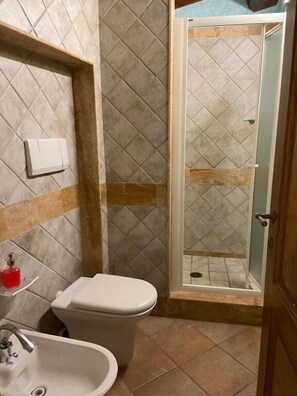 Economy Double Room, Garden View | Bathroom | Free toiletries, hair dryer, towels, soap - Casale Gregoriano (San Gimignano)