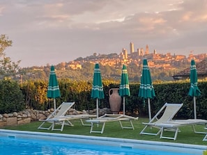Seasonal outdoor pool, pool umbrellas, pool loungers - Casale Gregoriano (San Gimignano)