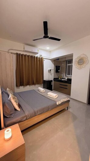 Desk, iron/ironing board, WiFi, bed sheets - Wren Hideaway:Cozy AC Studio in Pune (Pimpri-Chinchwad)