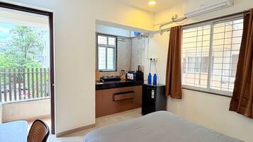 Desk, iron/ironing board, WiFi, bed sheets