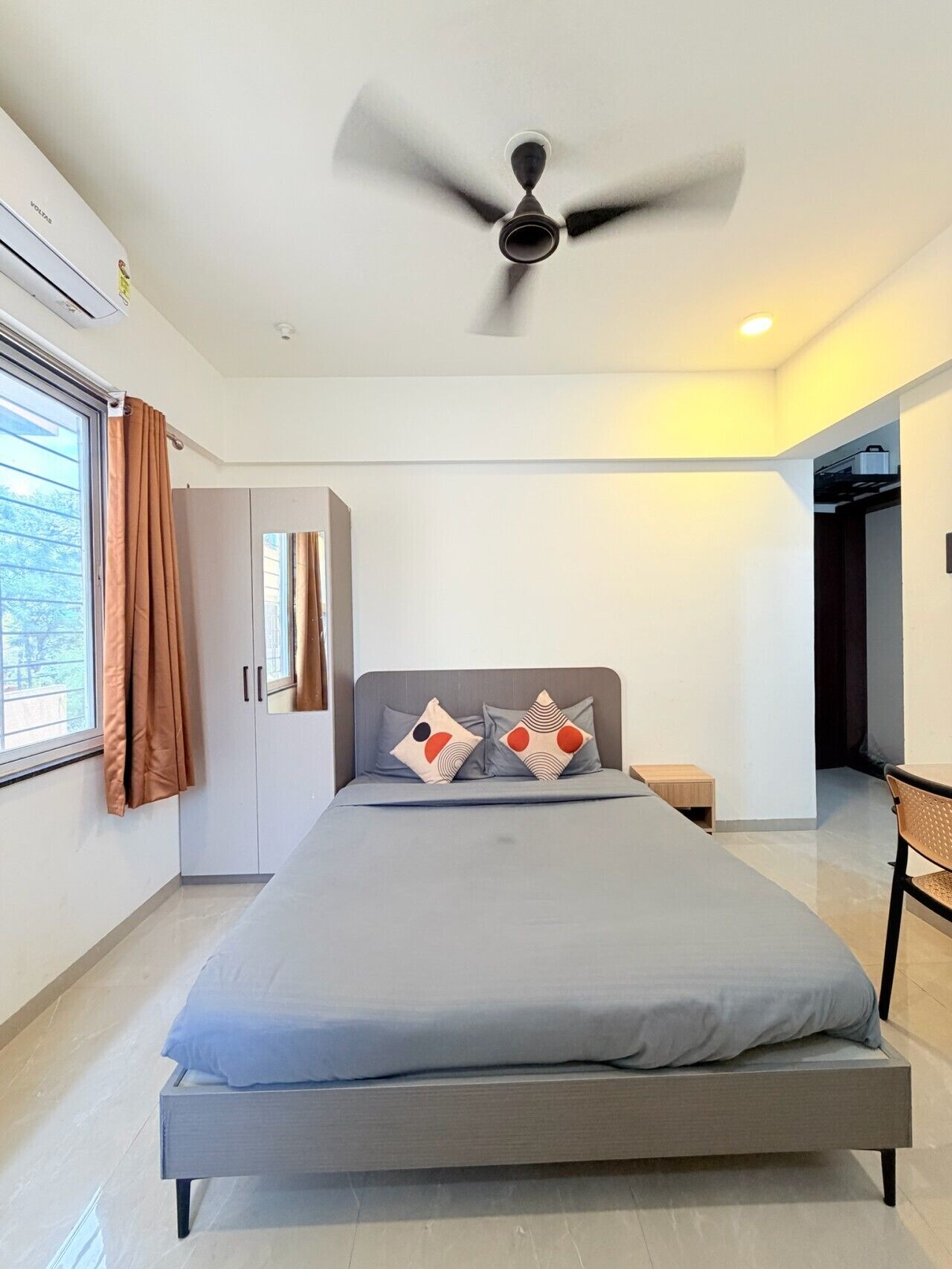 Desk, iron/ironing board, WiFi, bed sheets