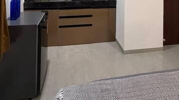 Réfrigérateur, micro-ondes, plaque de cuisson