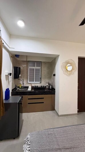 Fridge, microwave, stovetop, cookware/dishes/utensils - Wren Hideaway:Cozy AC Studio in Pune (Pimpri-Chinchwad)