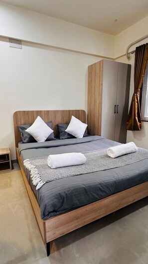 Desk, iron/ironing board, WiFi, bed sheets - Falcon: Cozy AC Studio Flat by Bleisure Hosting (Pimpri-Chinchwad)