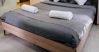 Falcon: Cozy AC Studio Flat by Bleisure Hosting