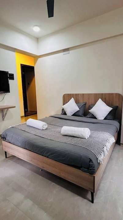 Falcon: Cozy AC Studio Flat by Bleisure Hosting