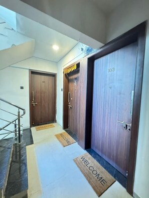 Interior - Falcon: Cozy AC Studio Flat by Bleisure Hosting (Pimpri-Chinchwad)