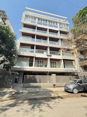 Exterior - Puffin Retreat: Modern AC 1BHK in Pimple Nilakh (Pimpri-Chinchwad)