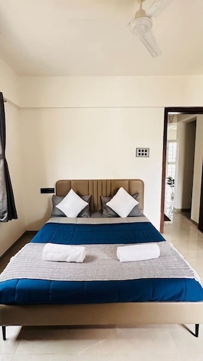 Desk, iron/ironing board, WiFi, bed sheets - Puffin Retreat: Modern AC 1BHK in Pimple Nilakh (Pimpri-Chinchwad)