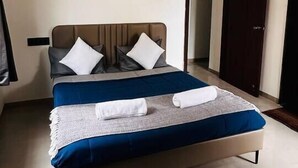 Ein modernes Schlafzimmer mit Bett, Kissen und Deckenventilator.