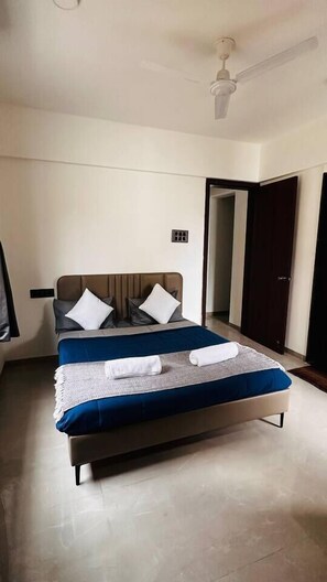 Desk, iron/ironing board, WiFi, bed sheets