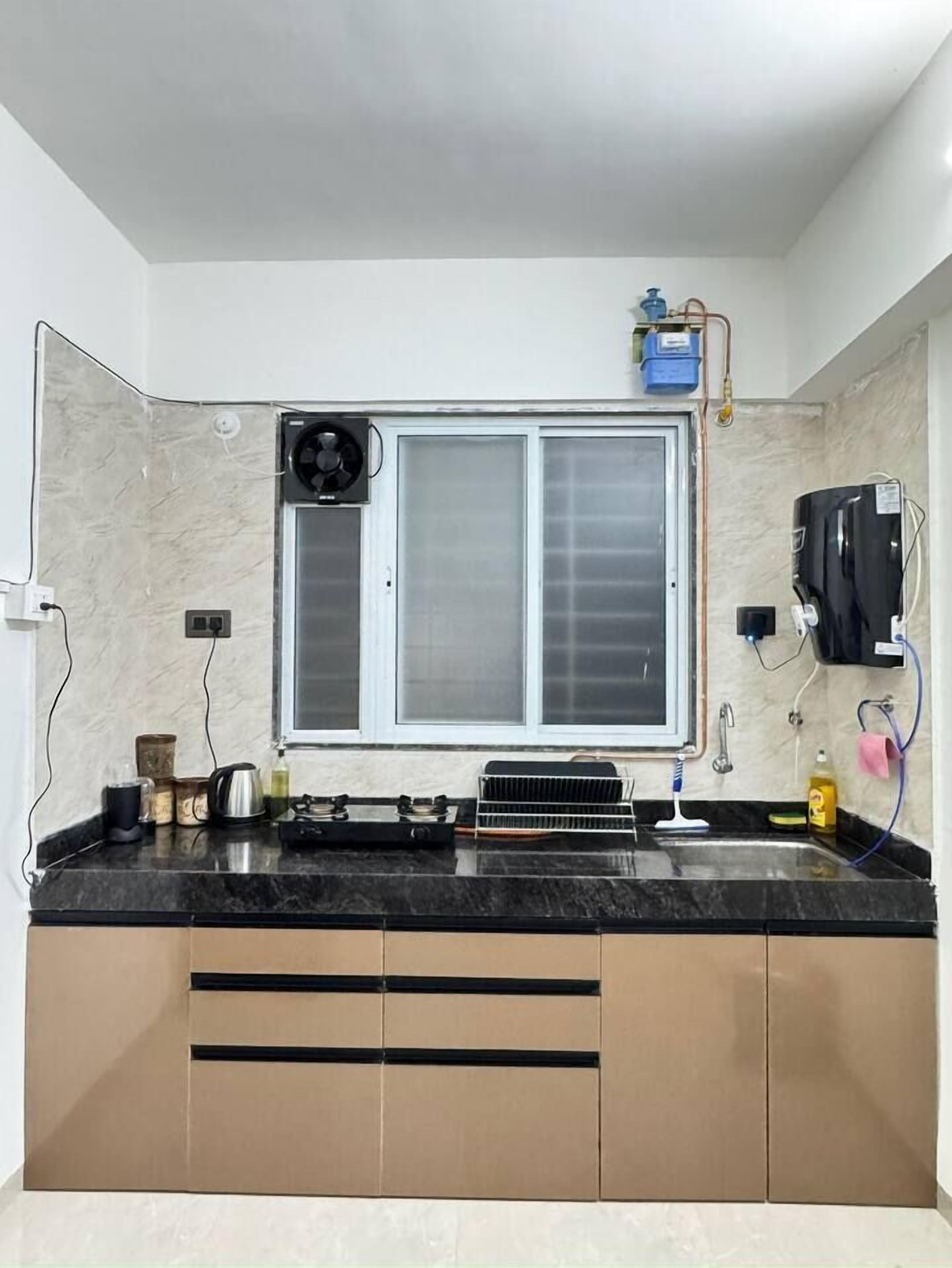 Réfrigérateur, micro-ondes, plaque de cuisson