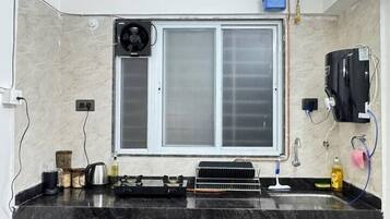 Réfrigérateur, micro-ondes, plaque de cuisson