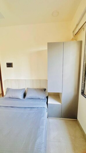 Desk, iron/ironing board, WiFi, bed sheets