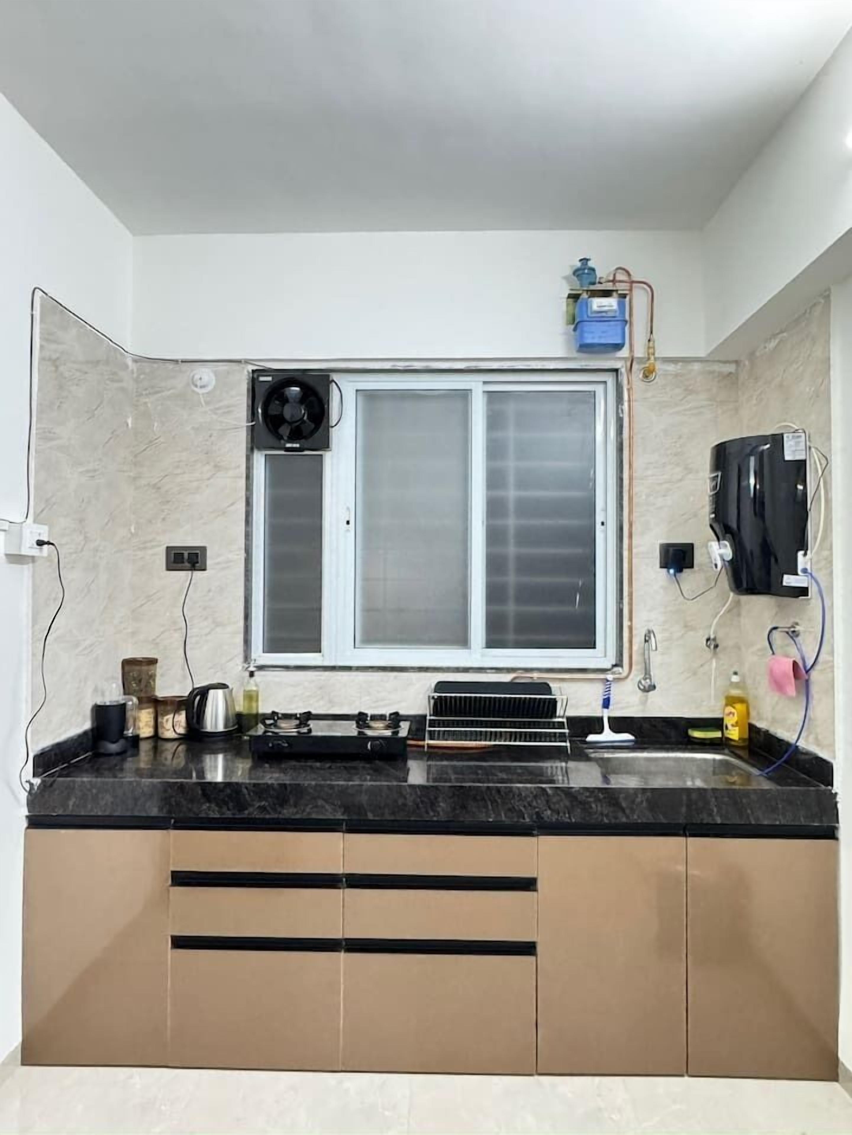 Kühlschrank, Mikrowelle, Herdplatte, Kochgeschirr/Geschirr/Besteck