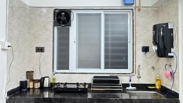 Kühlschrank, Mikrowelle, Herdplatte, Kochgeschirr/Geschirr/Besteck