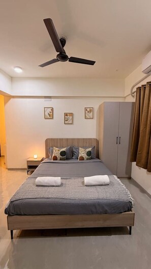 Desk, iron/ironing board, WiFi, bed sheets - Cuckoo Nest: Cozy AC Studio in Pimple Nilakh, Pune (Pimpri-Chinchwad)