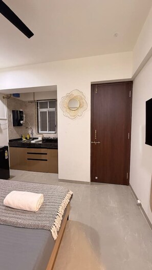 Desk, iron/ironing board, WiFi, bed sheets - Cuckoo Nest: Cozy AC Studio in Pimple Nilakh, Pune (Pimpri-Chinchwad)