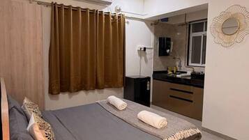 Desk, iron/ironing board, WiFi, bed sheets