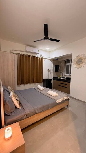 Desk, iron/ironing board, WiFi, bed sheets - Cuckoo Nest: Cozy AC Studio in Pimple Nilakh, Pune (Pimpri-Chinchwad)