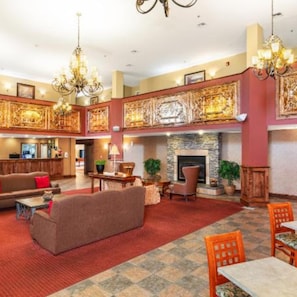 A spacious lobby with a fireplace, comfortable seating, and decorative wall panels. - 🌞Views! 2mi2Ski+Dtw! Great 1BR OpenLR/DR/Kit! FP,HPool,Htub,Gym,PetsOk,EVchg🌞! (Pittsfield)
