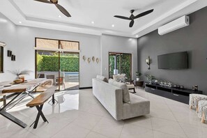 TV - Casa Dasani - Beautiful House with private pool (Santa Rosa)