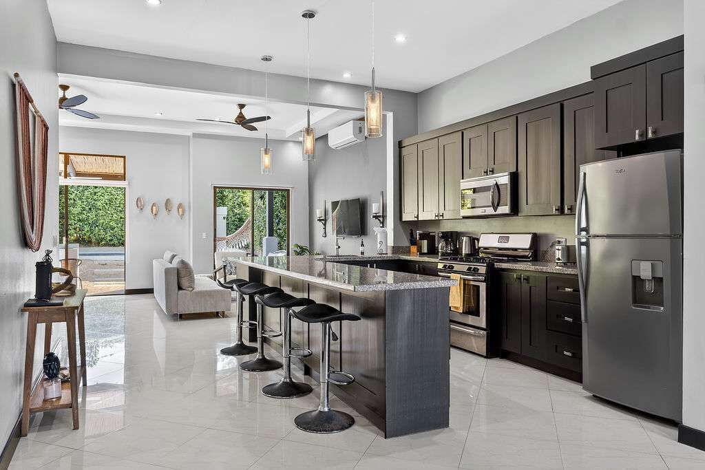 Refrigerador, microondas, horno y parrilla de estufa 