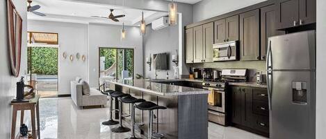 Refrigerador, microondas, horno y parrilla de estufa