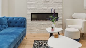 Smart TV, fireplace
